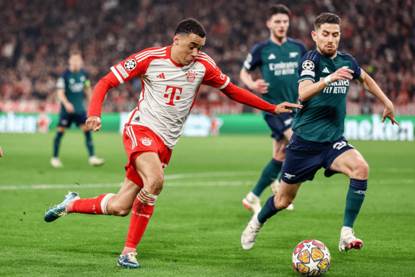 两位体坛巨星会面，樊振东欢乐开怀非常松驰，齐达内眼中充满欣赏